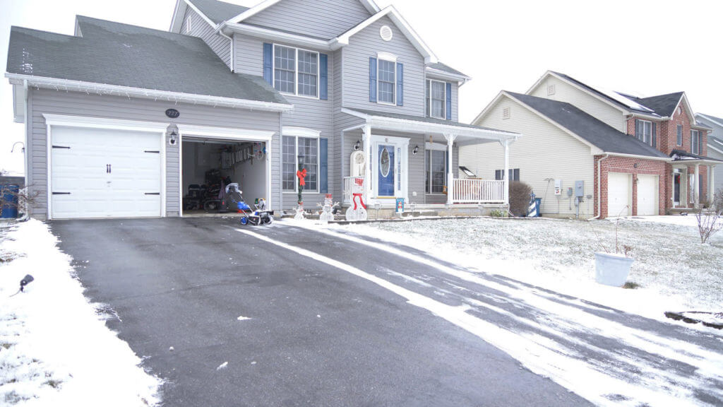 Snow Joe iON18SB plows a driveway